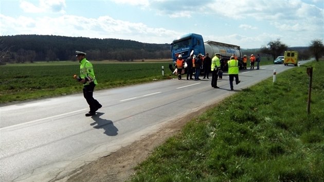 Na Rakovnicku u obce Liany vjel idi osobnho auta do protismru, kde se stetl s cisternou. Nehodu nepeil (7.4.2016).