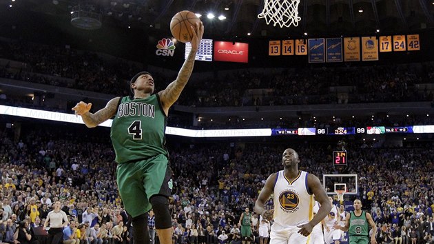 Isaiah Thomas z Bostonu pohodln zakonuje v hale Golden State.