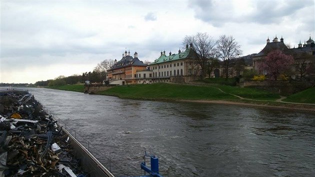 Na hladinu Labe hz stny zmek Pillnitz, kter le piblin 15 kilometr od centra Dran. Zmeek pat mezi nejkrsnj msta v okol Dran.