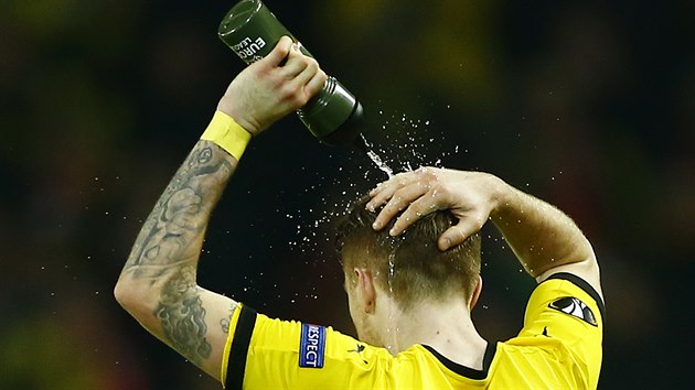 Marco Reus z Borussie Dortmund se oberstvuje.