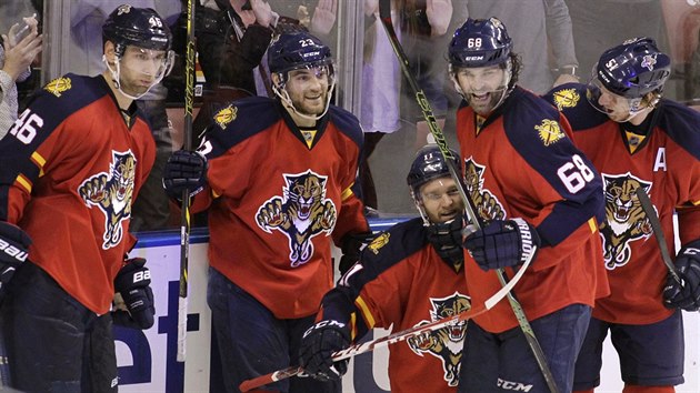 Jaromr Jgr (druh zprava) a Jakub Kindl (vlevo) z Floridy slav se spoluhri gl v zpase s New Jersey.