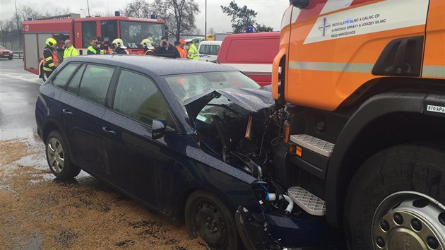 V ptek se na D1 srazilo auto s nkladnm vozem Silnin sprvy. Dva ze t cestujcch skonili s tkmi zrannmi (1.4.2016)