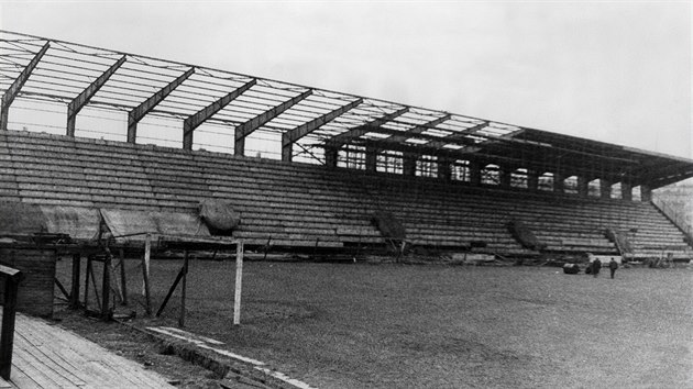 Rok 1970 - stadion prochz komplexn rekonstrukc a je vystavna nov elezobetonov tribuna. olek tak zskal podobu, kterou m dodnes.