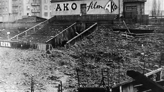 Krutostem vlky neunikl ani stadion Bohemky. Na fotce je zaznamenn vsledek bombardovn Prahy spojeneckm letectvem v roce 1945.
