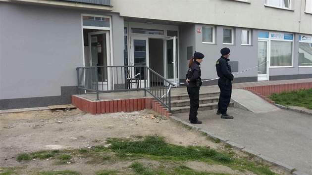 Policist v Mlad Boleslavi eili ppad pobodanho odanho mue ped ubytovnou (7.6.2016)
