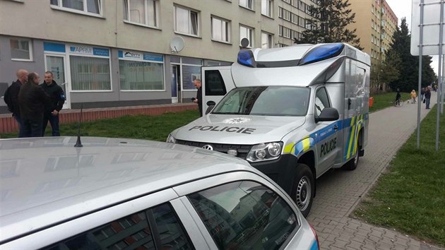 Policist v Mlad Boleslavi eili ppad pobodanho mue ped ubytovnou (7.6.2016)
