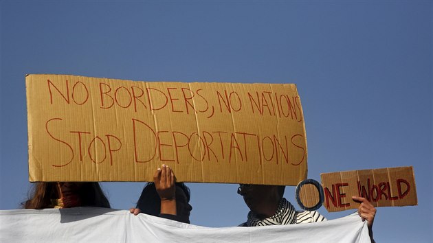 Demonstranti na ostrov Lesbos dr transparent s npisem dn hranice, dn nrody. Konec deportacm. (4.4.2016)