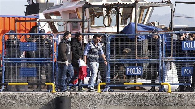 Turet policist vedou jednoho z uprchlk, kter byl v pondl navrcen do Turecka. (4.4.2016)