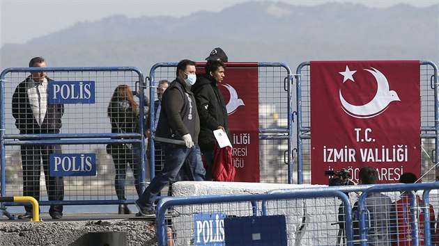 Turet policist vedou jednoho z migrant, kter byl v pondl navrcen do Turecka. (4.4.2016)
