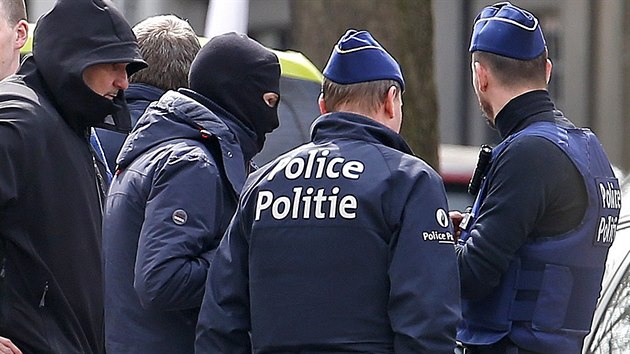 Belgit policist bhem operace v bruselsk tvrti Etterbeeck (9. dubna 2016)