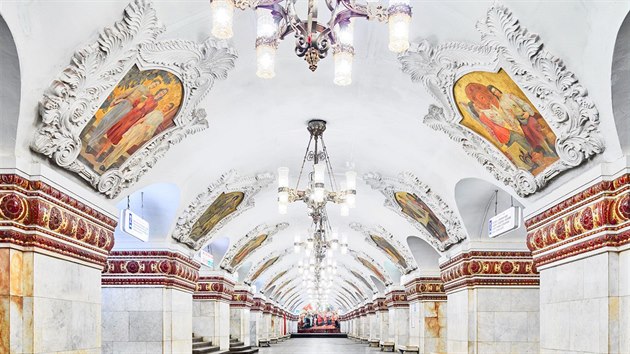 Stanice moskevskho metra Kijevskaja oslavuje na obrazech v klenbch ivot na Ukrajin.