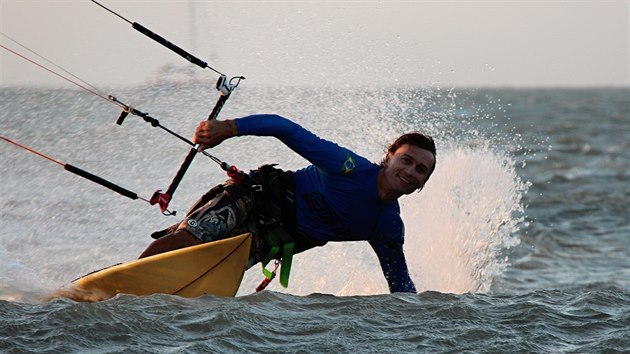 Zbynk Jank v brazilskm Cumbuco provozuje vlastn kiteboardingovou kolu. Zjemce u ltat na specilnch dracch.