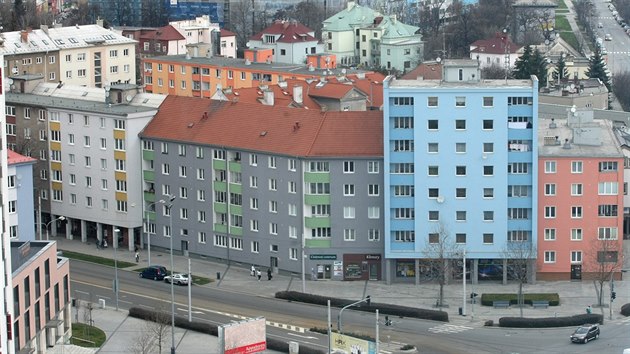 Architektonicky cenn ern dm stojc u olomouckho hlavnho vlakovho ndra dostal po zateplen modrou barvu. Podle radnice tomu nelo zabrnit, protoe nejde o pamtku.