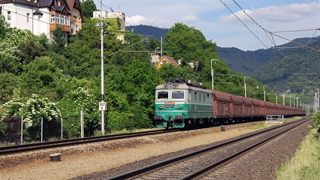 Lokomotivy ady 122 (dve E 469.2) jezd od roku 1967, vyrobila je koda Plze. Jedna z hlavnch lokomotiv pro D Cargo, ve flotile jich m pes tyicet, ale postupn z provozu miz, nahrazuj je o dvacet let novj stroje koupen od eskch drah. Podobn stroje m ve flotile i ada soukromch nkladnch dopravc.