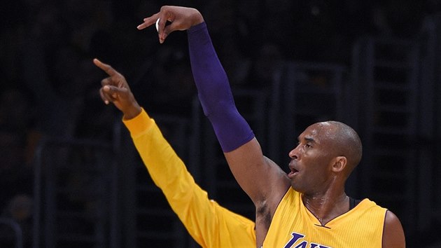 Kobe Bryant z LA Lakers se raduje z spn trojky.