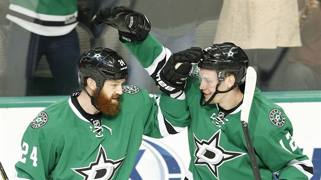 Jordie Benn (vlevo) a Radek Faksa se raduj z glu Dallasu.