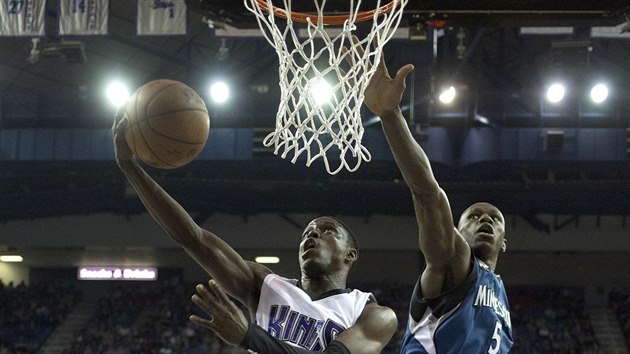 Darren Collison (vlevo) ze Sacramenta zakonuje na ko Minnesoty, o blok se pokou Gorgui Dieng.