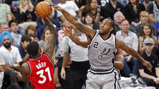 Kawhi Leonard ze San Antonia (vpravo) blokuje stelu Terrenceho Rosse z Toronta.