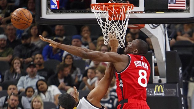 Bismack Biyombo z Toronta (vpravo) blokuje stelu Borise Diawa ze San Antonia.