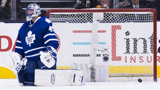 A JE TAM. Glman Toronta Jonathan Bernier inkasuje branku v utkn proti Florid.