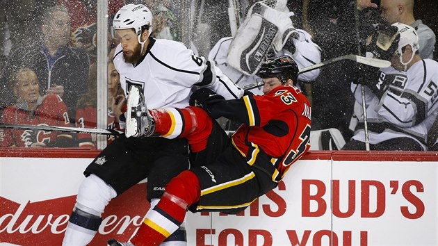 Jake Muzzin z Los Angeles (vlevo) v tvrdm boji s Jakubem Nakldalem z Calgary.