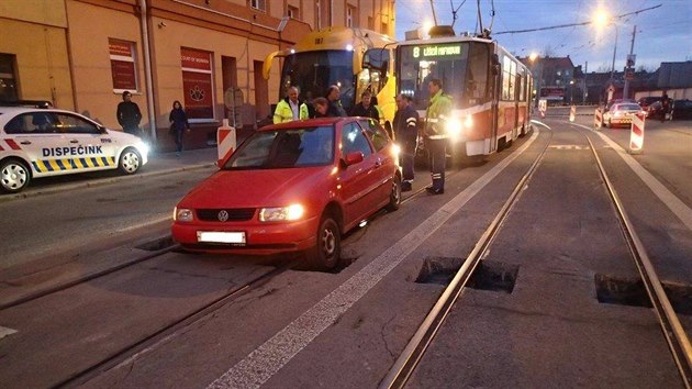 Auto zapadlo v Olomouck ulici v Brn tak ve stedu veer.