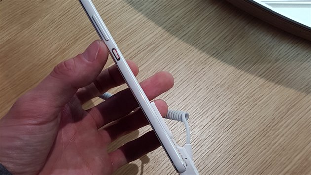 Huawei P9 je velmi tenk pstroj. Boky maj zabrouen hrany. Ve vsledku ale boky pipomnaj iPhone. Ovem celkov to dn kopie nen.