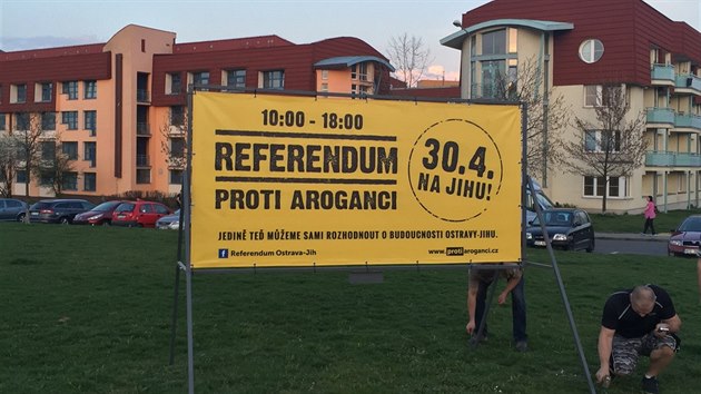 Text na billboardu se vymezoval proti aroganci. 