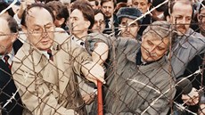 Jiří Dienstbier a Hans-Dietrich Genscher stříhají dráty na hranici... Jiří Dienstbier a Hans-Dietrich Genscher stříhají dráty na hranici...