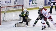 Útoník Slavie Henri Tuominen (vpravo) stílí branku v baráovém duelu s...