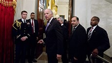 Viceprezident USA Joe Biden pichází na pracovní veei pro úastníky summitu o...