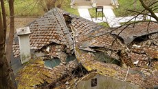 Empírová restaurace v areálu lázní Kyselka, jejíž střecha se v zimě propadla. Empírová restaurace v areálu lázní Kyselka, jejíž střecha se v zimě propadla.