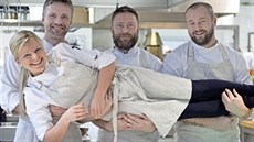 Jana Bilíková si dokáže strasti každodenní práce v restauraci užívat. Jana Bilíková si dokáže strasti každodenní práce v restauraci užívat.