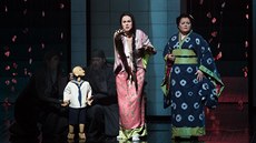 Kristine Opolaisová a Maria Zifchaková v inscenaci Madama Butterfly v... Kristine Opolaisová a Maria Zifchaková v inscenaci Madama Butterfly v...