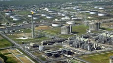 Jeden z ropných terminálů společnosti Shell v Nigérii, který v minulosti... Jeden z ropných terminálů společnosti Shell v Nigérii, který v minulosti...