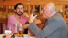 Volná soutěž v pomalém kouření dýmky konající se v restauraci U březího vlka.... Volná soutěž v pomalém kouření dýmky konající se v restauraci U březího vlka....