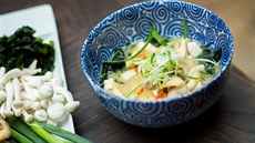 Polévka miso s bílými houbami shimeji, enoki a hlívou ústřičnou Polévka miso s bílými houbami shimeji, enoki a hlívou ústřičnou