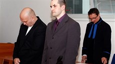 Policisté Jiří Zemánek (v popředí vlevo) a Petr Kölbl (v popředí vpravo) si ... Policisté Jiří Zemánek (v popředí vlevo) a Petr Kölbl (v popředí vpravo) si ...