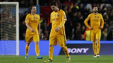 Lionel Messi (uprosted), Ivan Rakiti (vlevo) a Piqué z Barcelony poté, co...