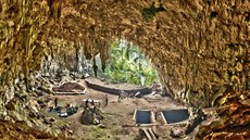 Pohled do jeskyně Liang Bua, kde byly objeveny pozůstatky Homo floresiensis Pohled do jeskyně Liang Bua, kde byly objeveny pozůstatky Homo floresiensis