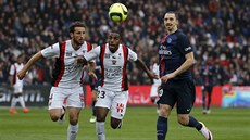 Zlatan Ibrahimovic v souboji se dvma protihrái z Nice v zápase francouzké...