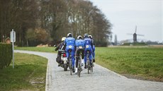 Cyklisté Etixxu se Zdeňkem Štybarem během tréninku před závodem Kolem Flander. Cyklisté Etixxu se Zdeňkem Štybarem během tréninku před závodem Kolem Flander.