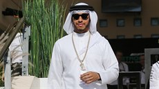 Lewis Hamilton v tradiní arabské rób ped Velkou cenou Bahrajnu.