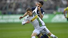 Thorgan Hazard z Mönchengladbachu (v bílém) v souboji s Tolgou Cigercim z... Thorgan Hazard z Mönchengladbachu (v bílém) v souboji s Tolgou Cigercim z...