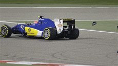 Brazilec Felipe Nasr na Sauberu bhem Velké ceny Bahrajnu.