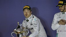 Nico Rosberg pebírá nejvtí pohár za vítzství ve Velké cen Bahrajnu. Týmový...