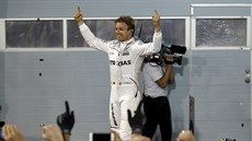 Nico Rosberg slaví vítzství ve Velké cen Bahrajnu.