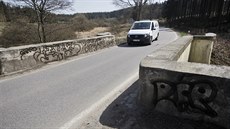 Na historickém mostě mezi Brzkovem a Polnou se přes noc objevily čmáranice a... Na historickém mostě mezi Brzkovem a Polnou se přes noc objevily čmáranice a...