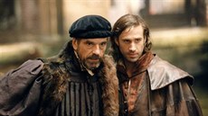 Jeremy Irons a Joseph Fiennes ve filmu Kupec benátský (2004)