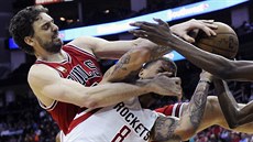 Pau Gasol z Chicaga ostře bojuje o míč s Michaelem Beasleym z Houstonu. Pau Gasol z Chicaga ostře bojuje o míč s Michaelem Beasleym z Houstonu.